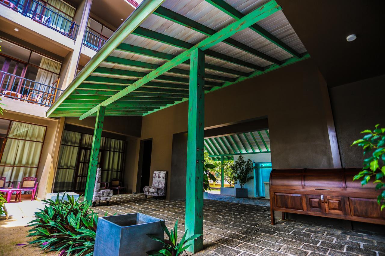 Waves By Tranquil Hotell Negombo Exteriör bild