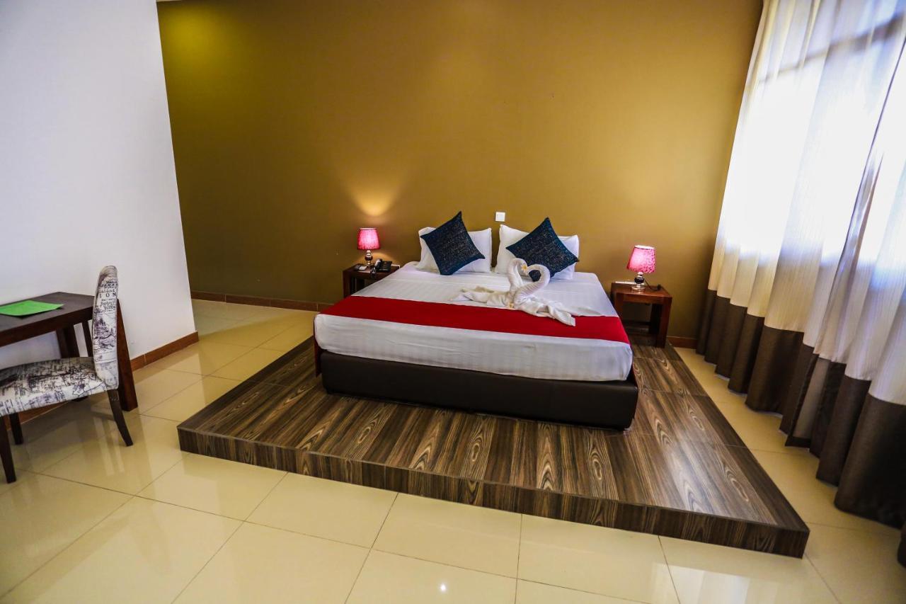 Waves By Tranquil Hotell Negombo Exteriör bild