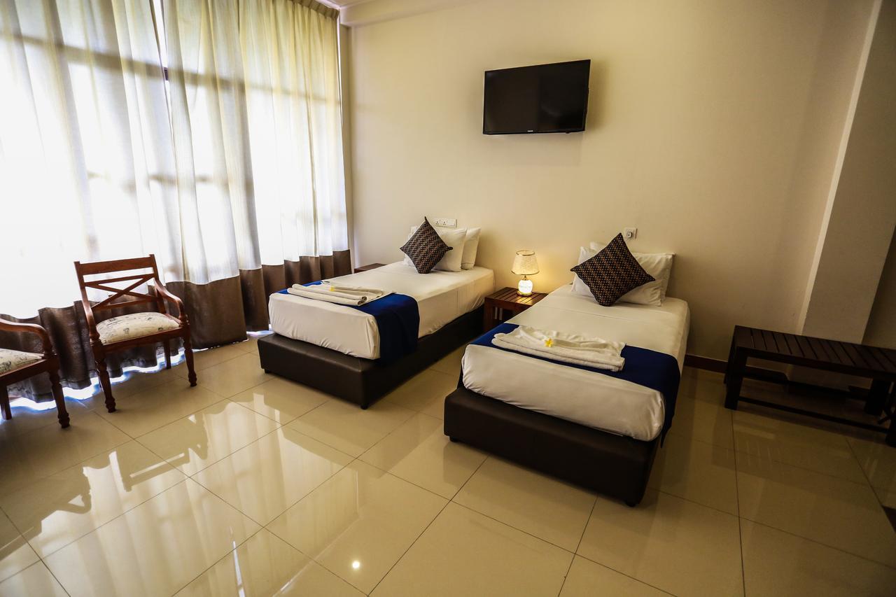 Waves By Tranquil Hotell Negombo Exteriör bild