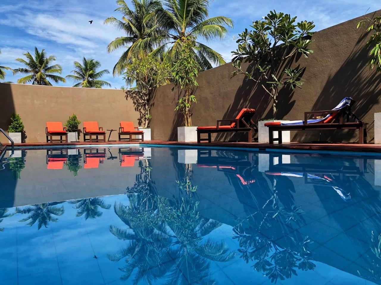 Waves By Tranquil Hotell Negombo Exteriör bild